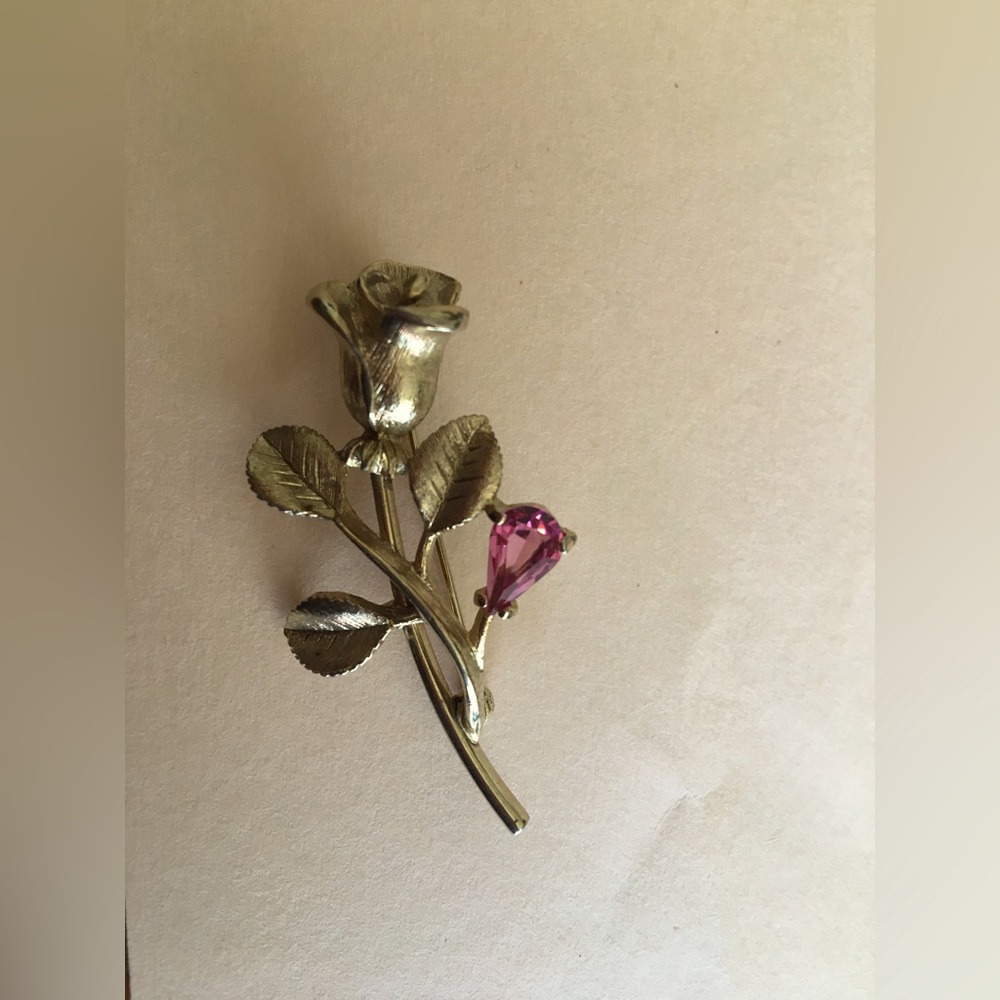 Vintage rose pin. Gold with pink crystal.